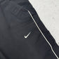 Nike Vintage Trackpants in Beige mit Logo-Streifen, Größe S, Swoosh-Logo Nahaufnahme