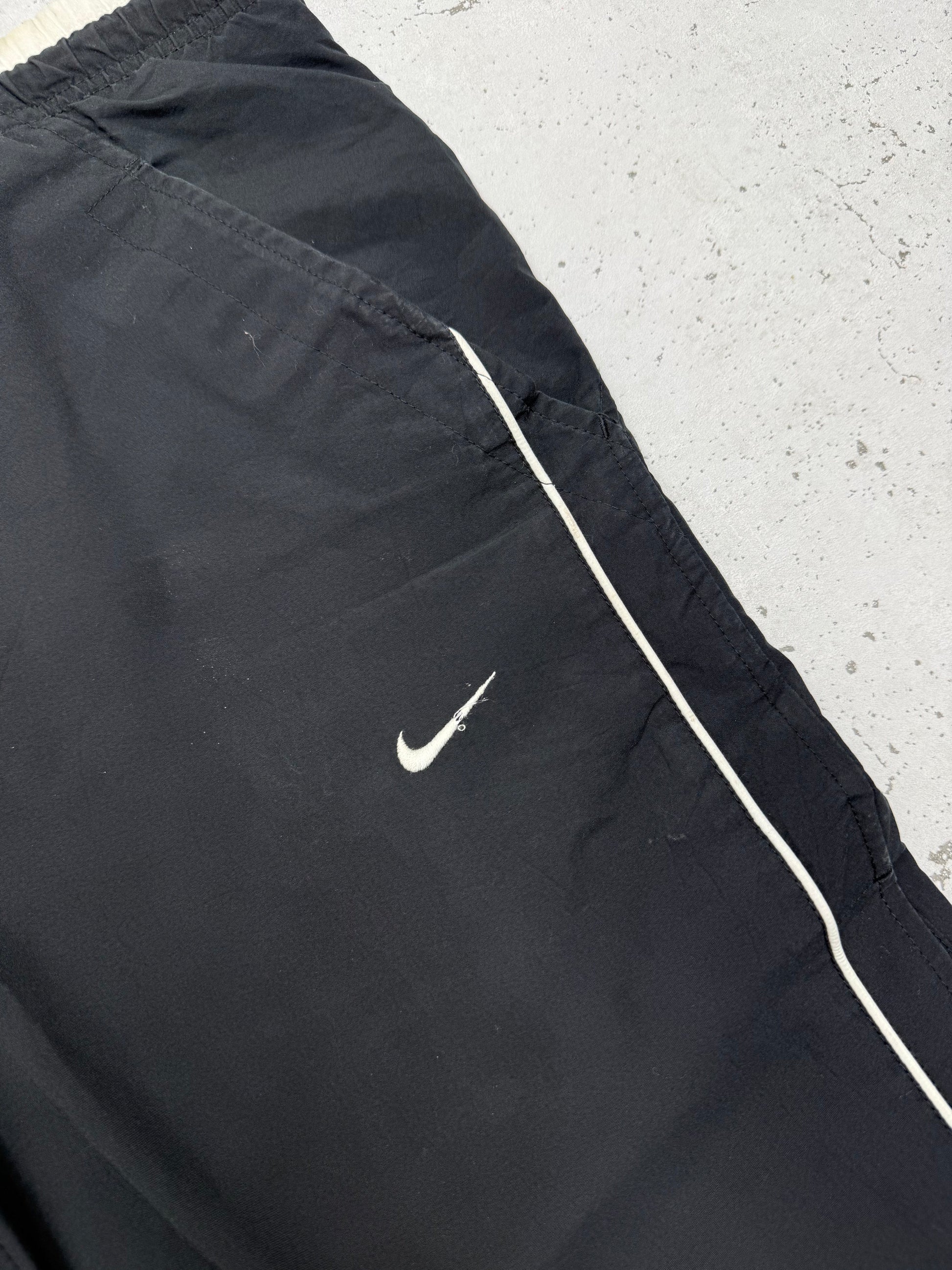 Nike Vintage Trackpants in Beige mit Logo-Streifen, Größe S, Swoosh-Logo Nahaufnahme
