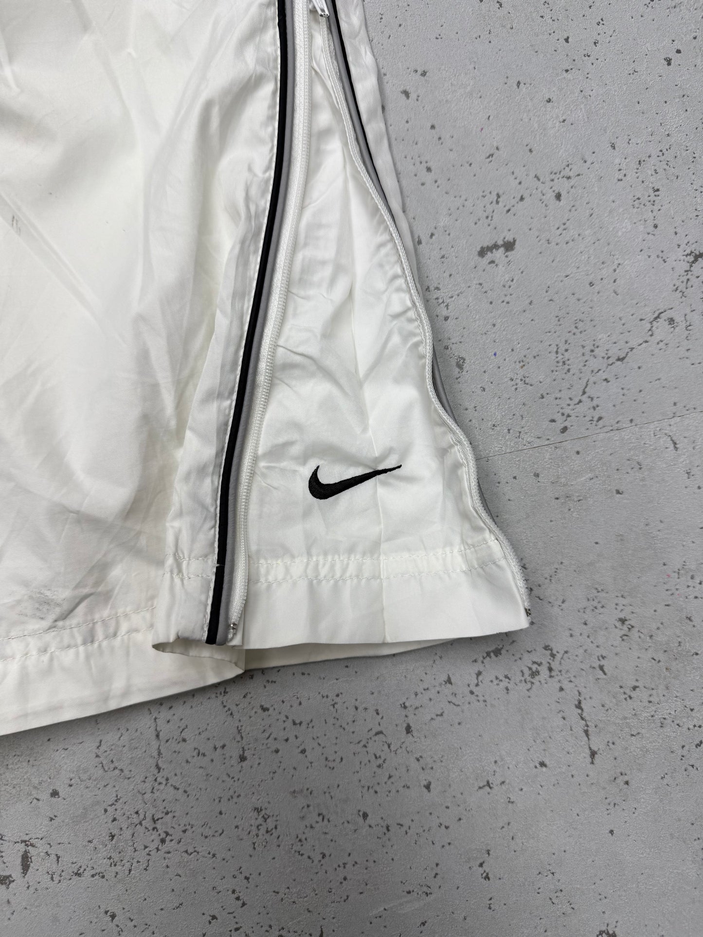 Nike Vintage Trackpants in Weiß, Größe XL, Swoosh-Logo Nahaufnahme