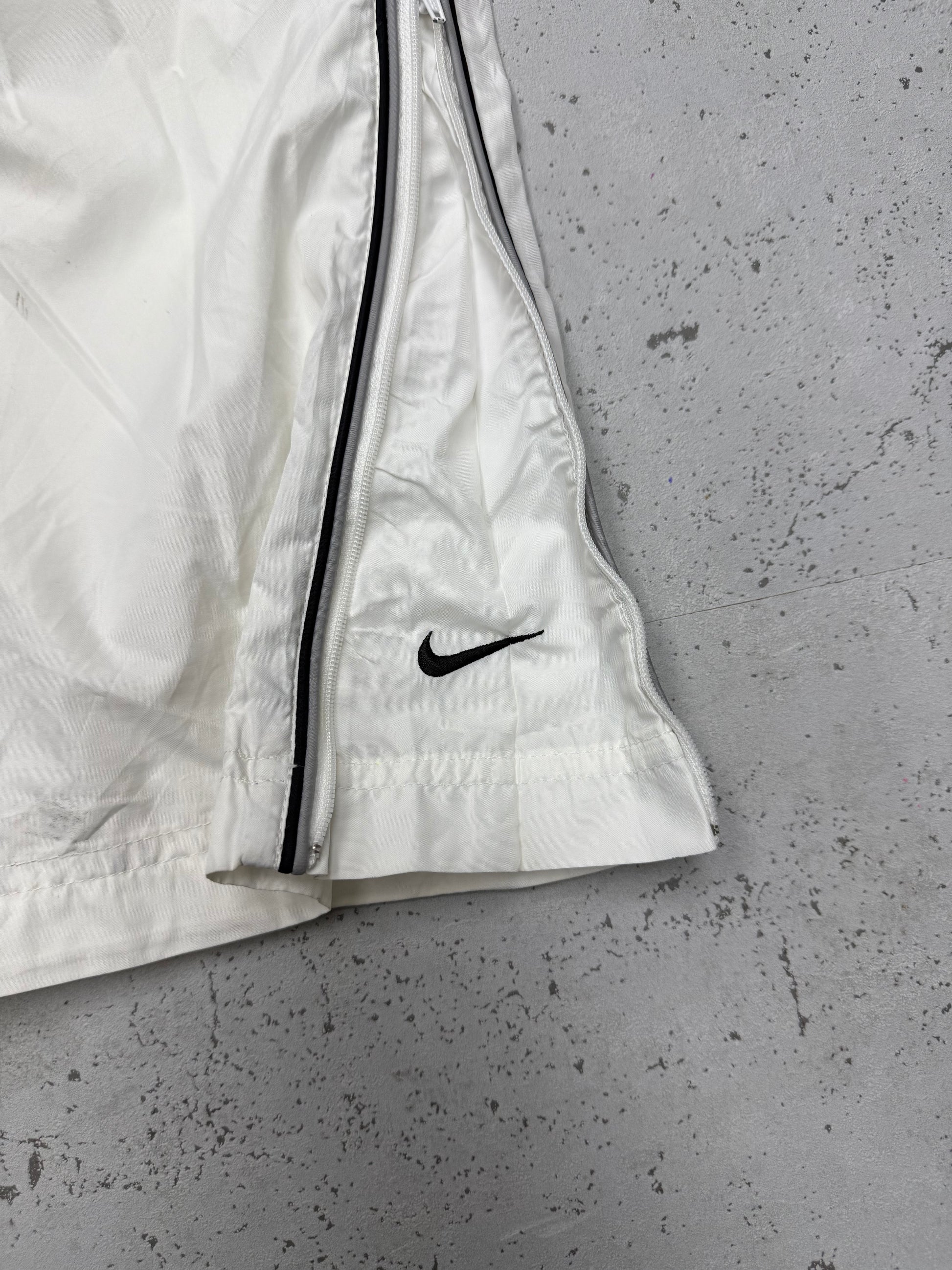 Nike Vintage Trackpants in Weiß, Größe XL, Swoosh-Logo Nahaufnahme