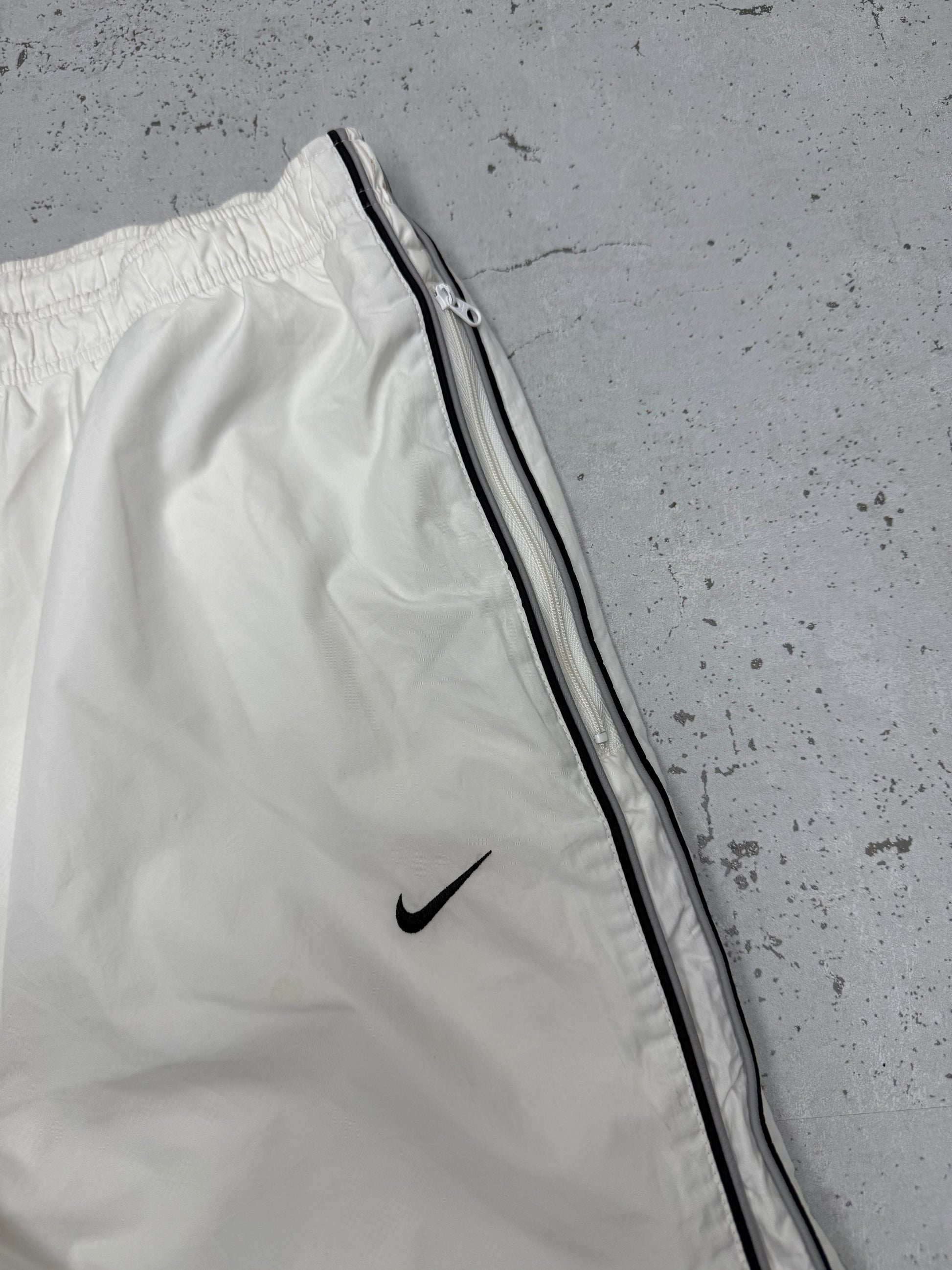 Nike Vintage Trackpants in Weiß, Größe XL, Detail Logo am Bein