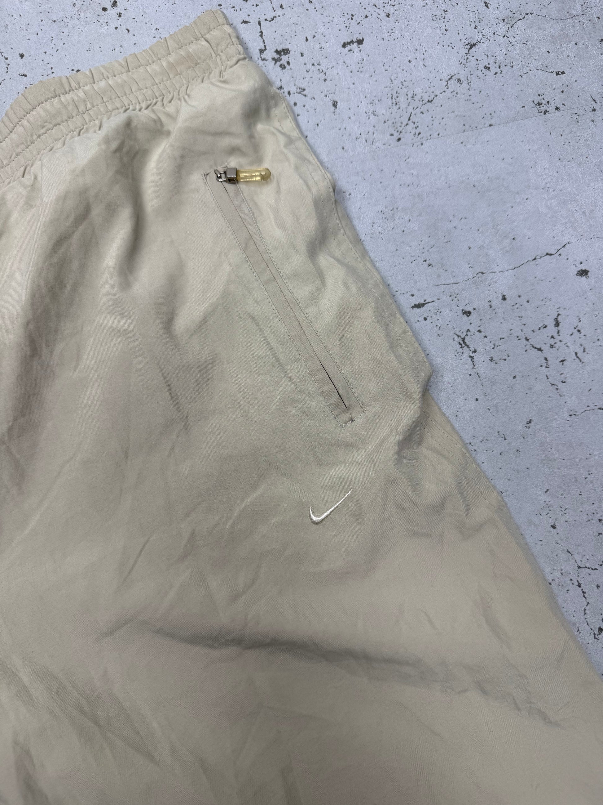 Nike Cargo Vintage Trackpants in Beige, Größe XXL, Detail Zipper-Tasche mit Swoosh