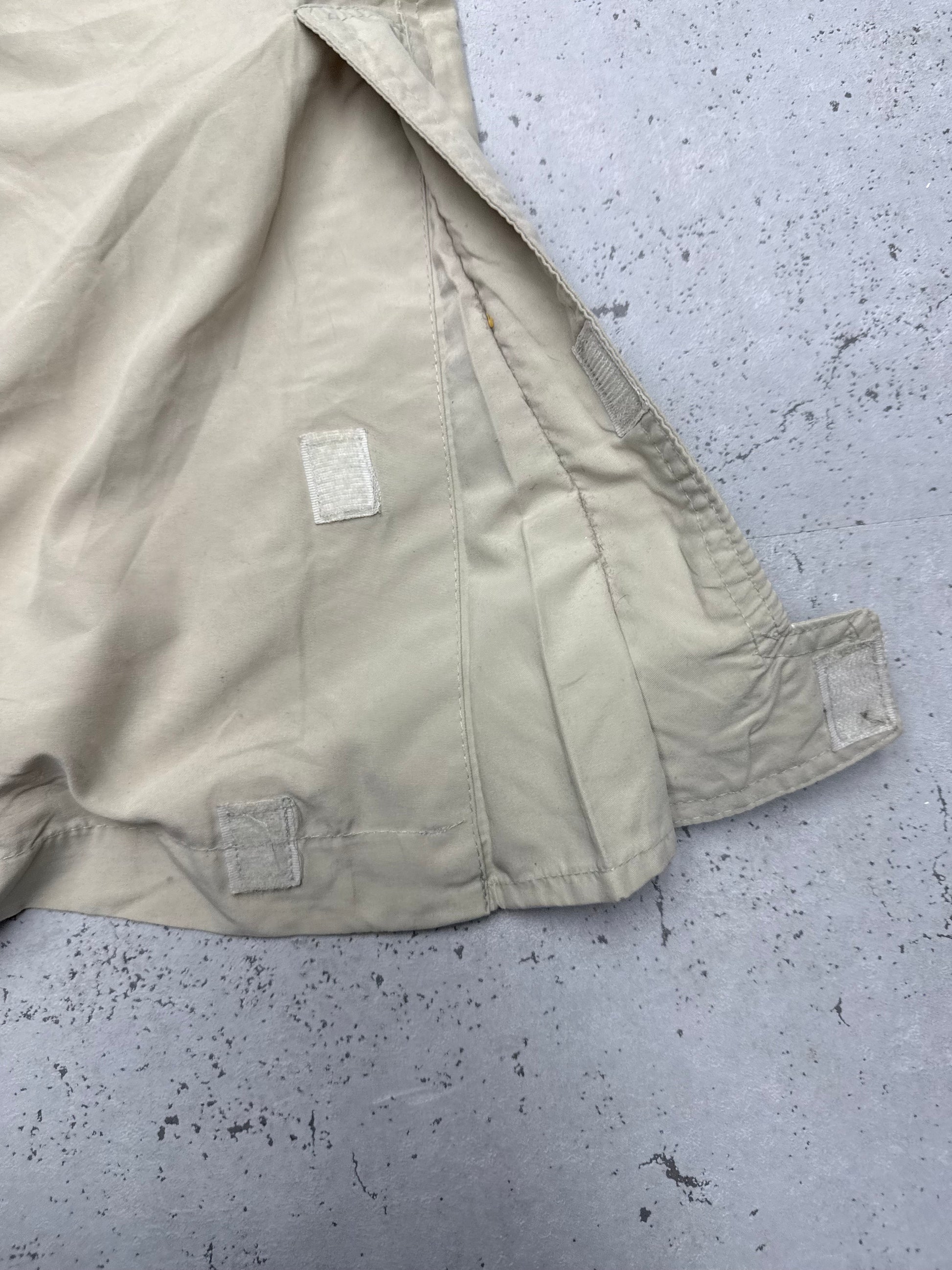 Nike Cargo Vintage Trackpants in Beige, Größe XXL, Detail Klettverschluss am Bund