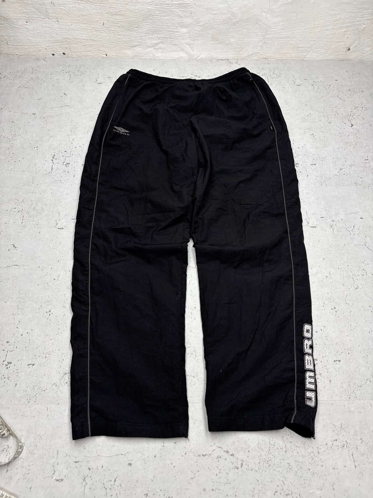 Umbro Vintage Trackpants in Schwarz, Größe L, Vorderansicht