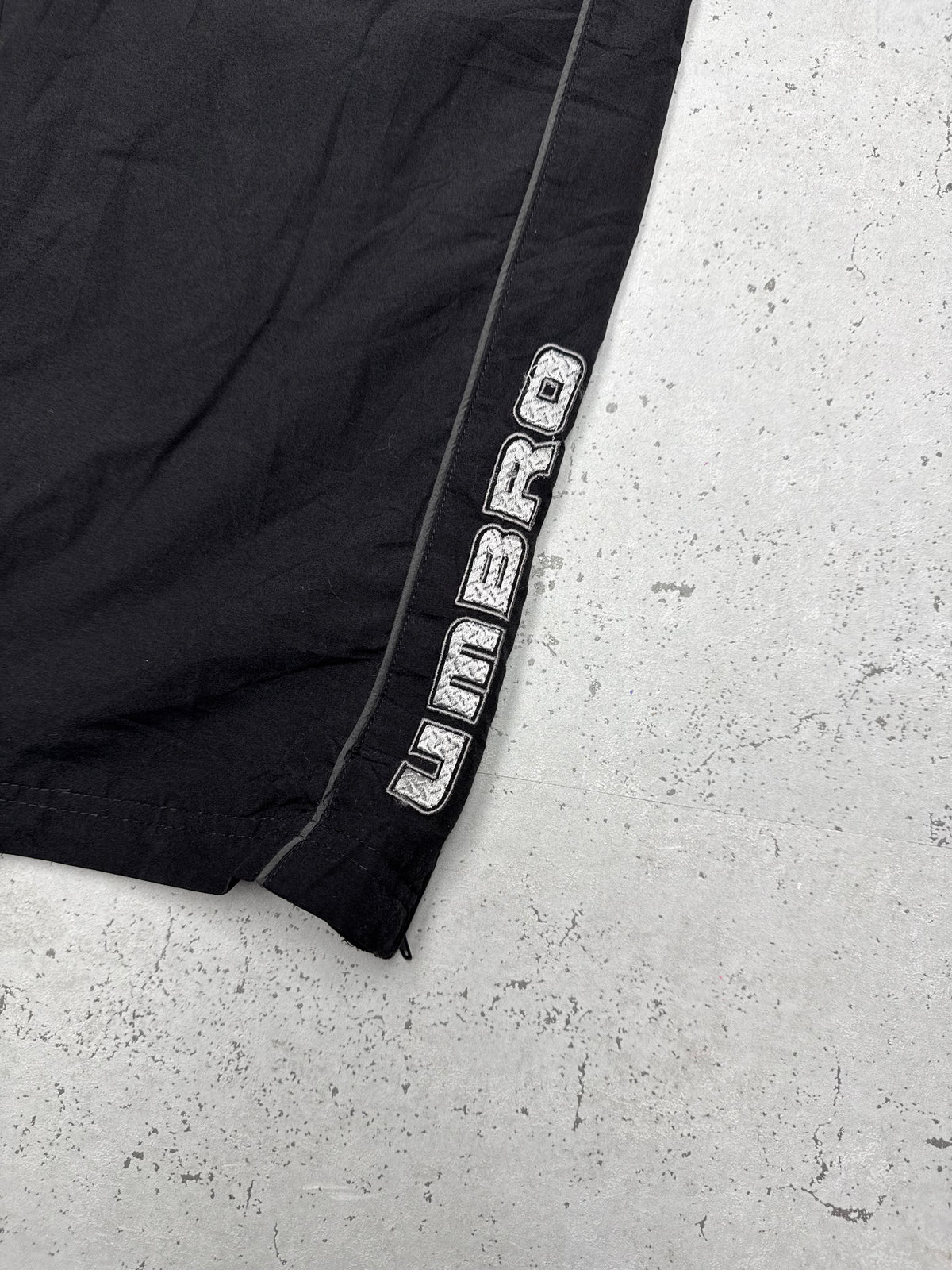 Umbro Vintage Trackpants in Schwarz, Größe L, Logo-Schriftzug Nahaufnahme