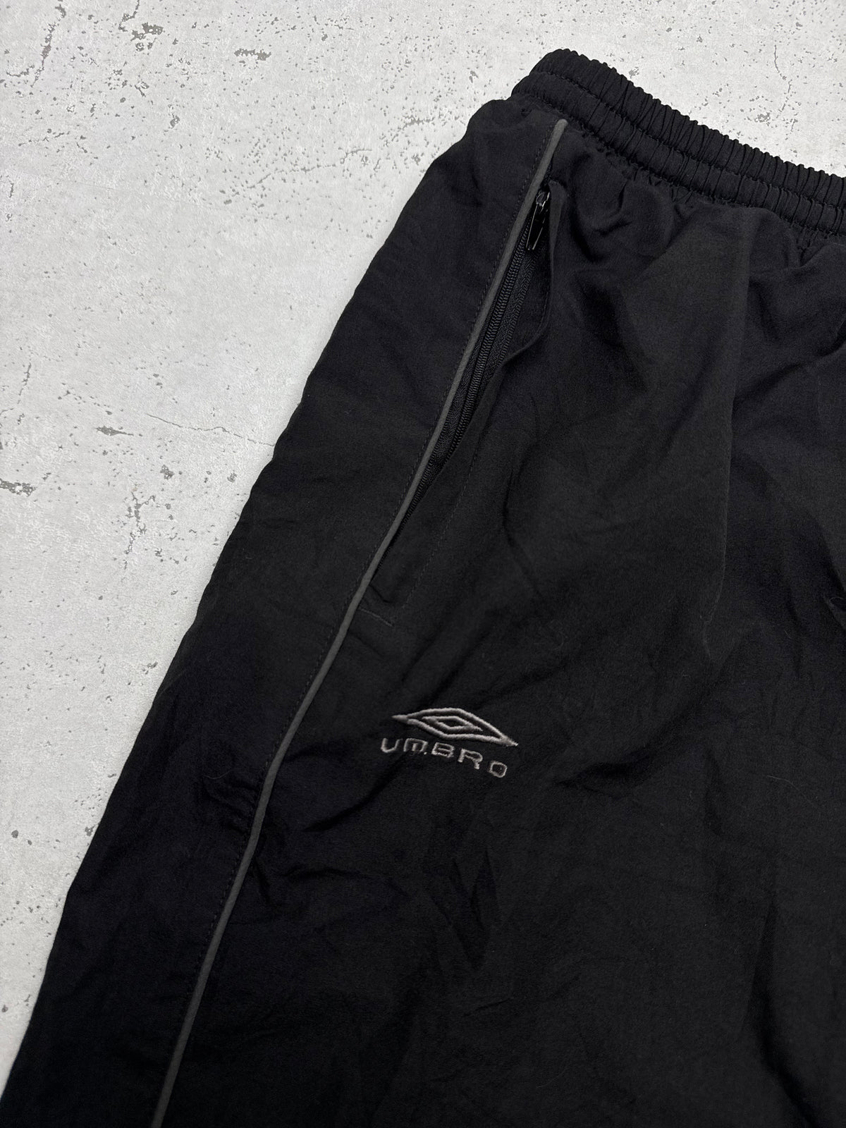 Umbro Vintage Trackpants in Schwarz, Größe L, Detail Zippertasche mit Logo