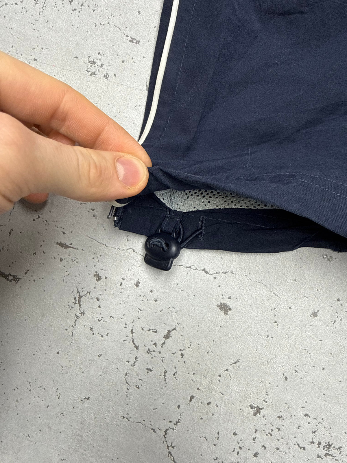 adidas Vintage Trackpants in Dunkelblau, Größe S, Detail Saum mit Kordelzug und Netzfutter