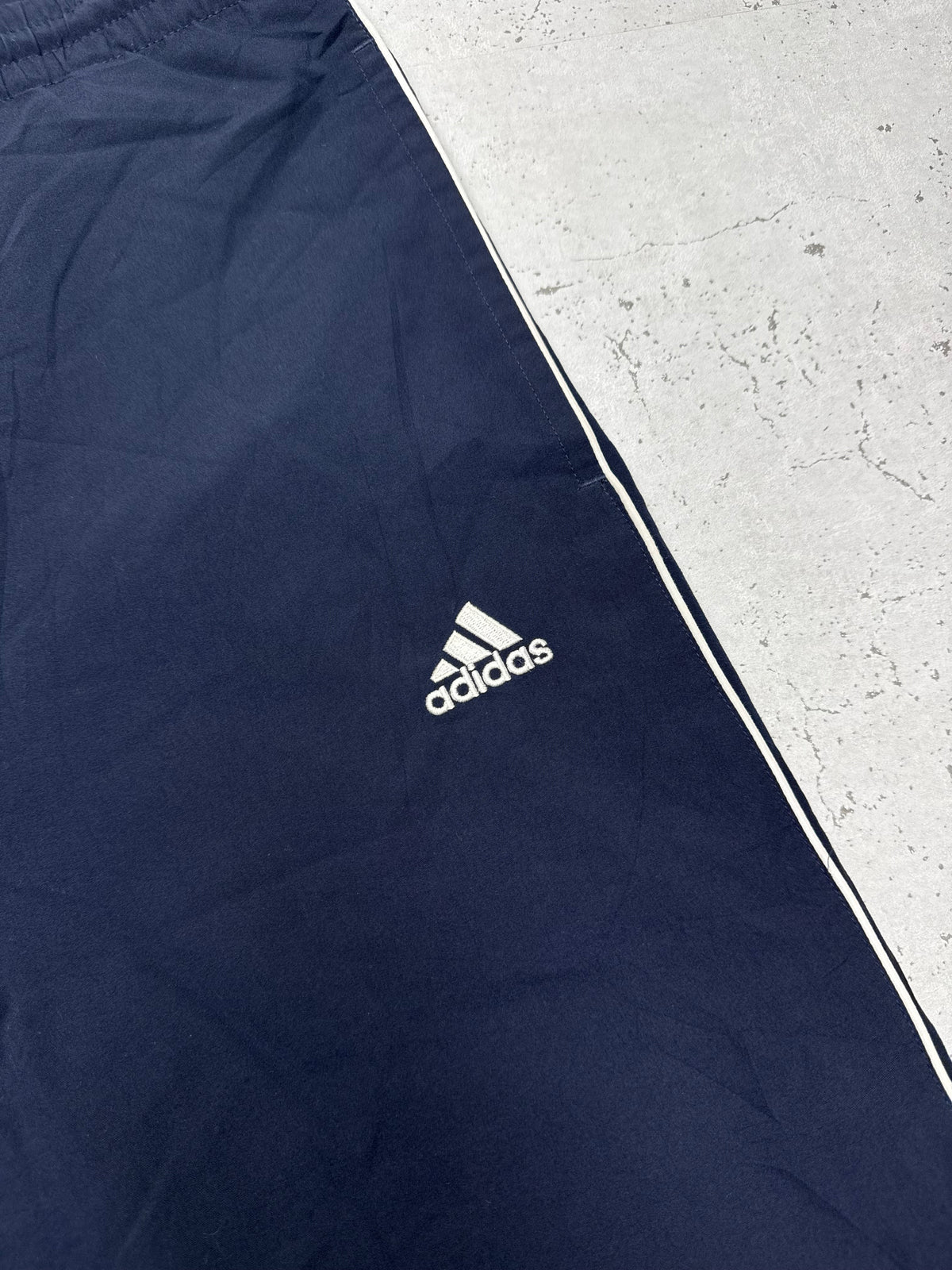 adidas Vintage Trackpants in Dunkelblau, Größe S, Logo Nahaufnahme