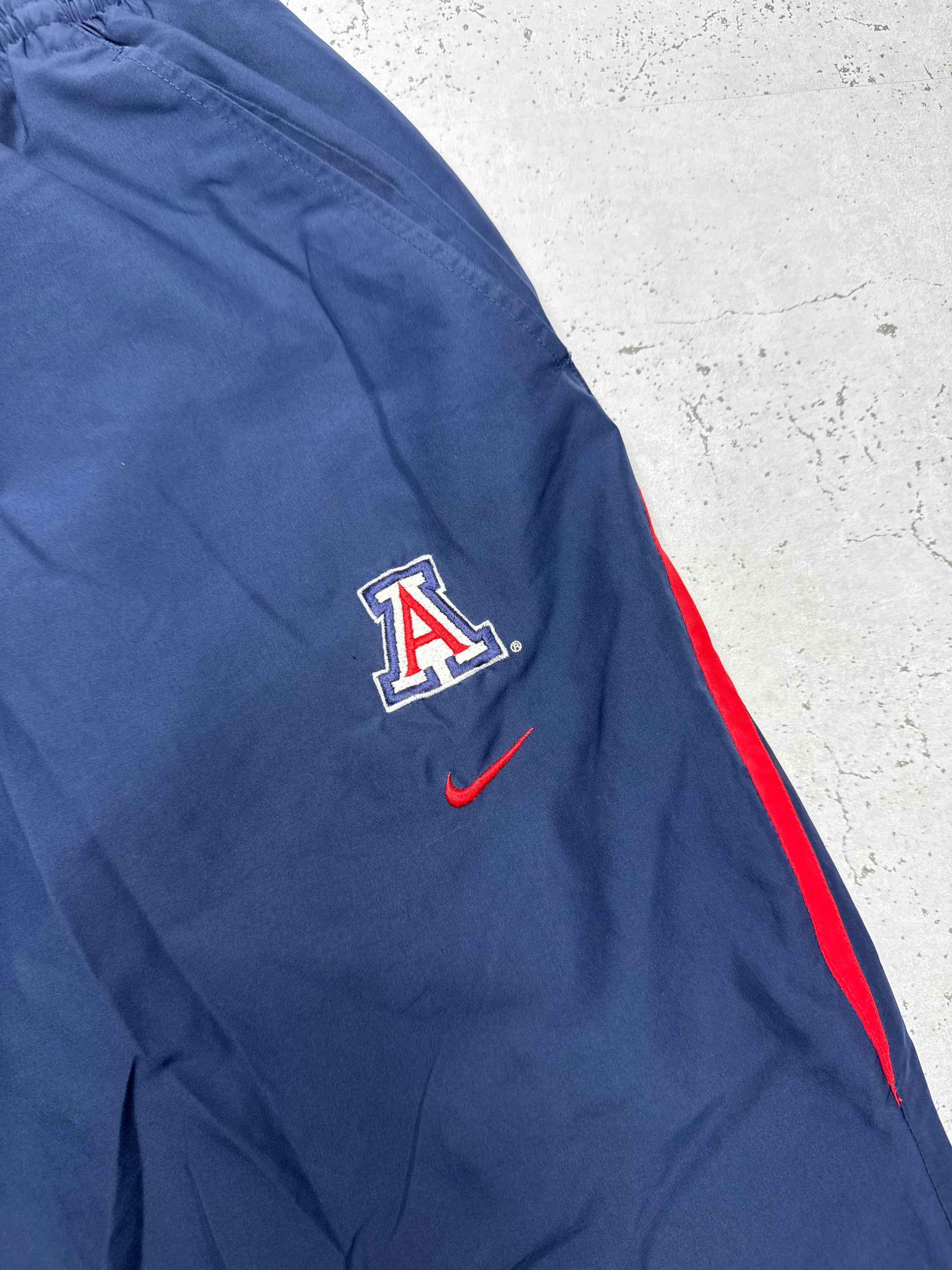 Nike Team Vintage Trackpants Arizona Wildcats in Navy, Größe L, Arizona-Logo und Swoosh Nahaufnahme