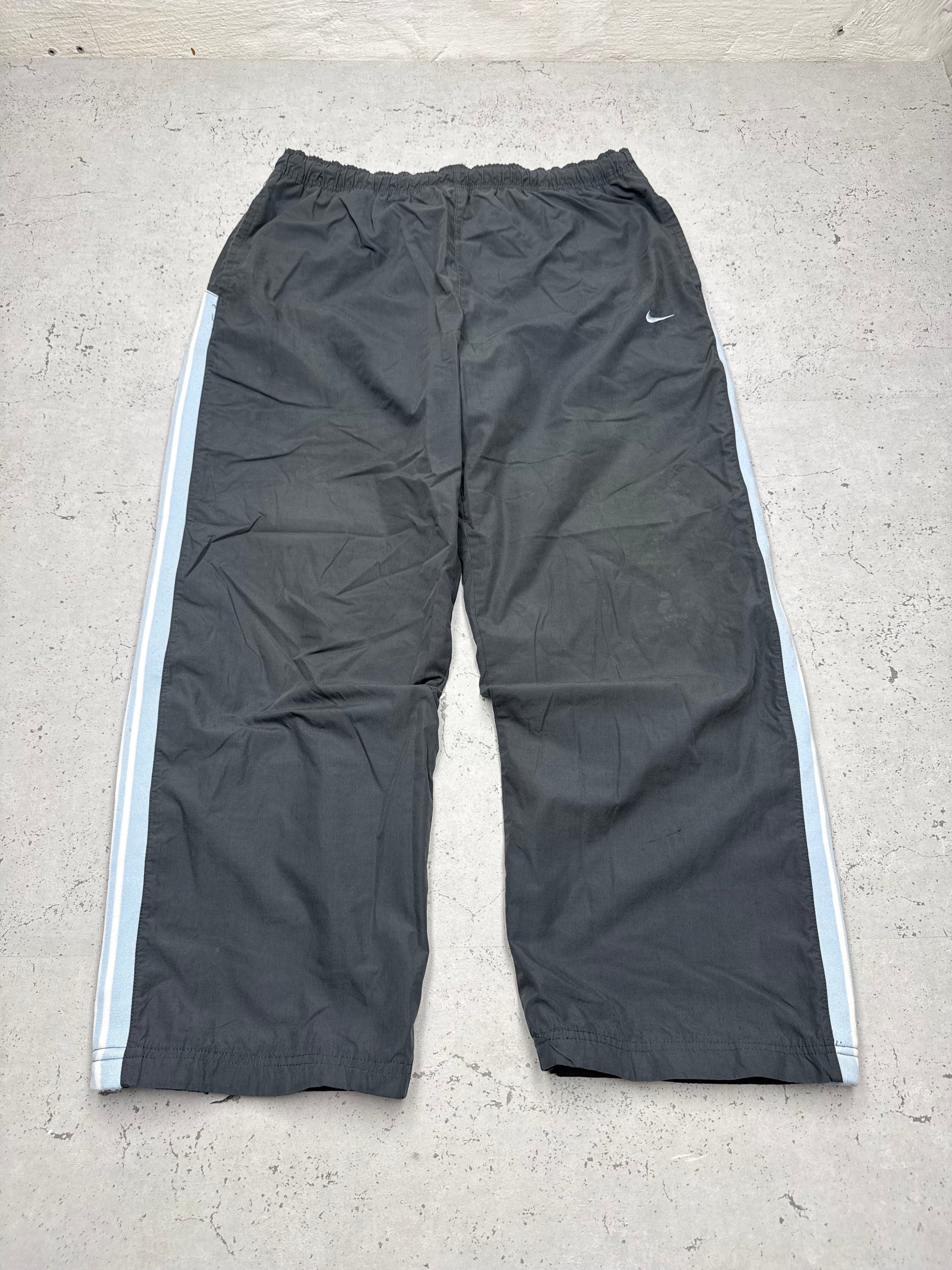 Nike Vintage Trackpants in Dunkelgrau mit Streifen, Größe XL, Vorderansicht