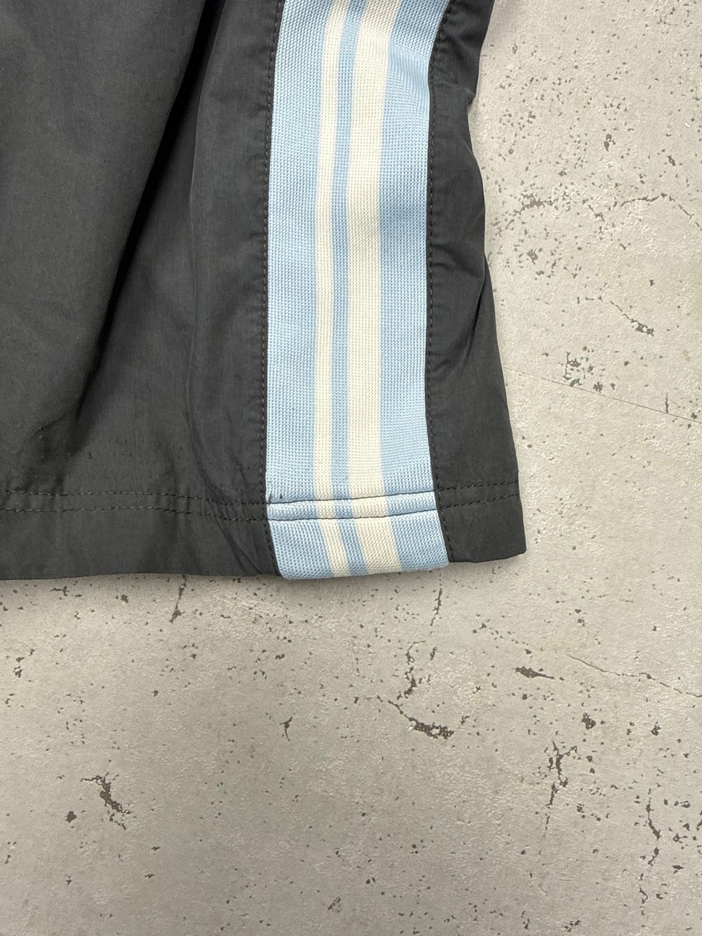 Nike Vintage Trackpants in Dunkelgrau mit Streifen, Größe XL, Detail Streifenband am Saum