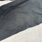 Nike Vintage Trackpants in Dunkelgrau mit Streifen, Größe XL, Swoosh-Logo Nahaufnahme