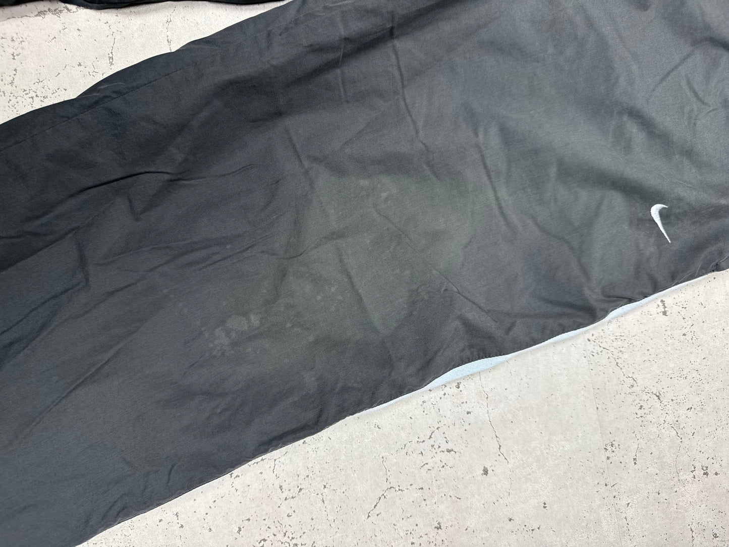 Nike Vintage Trackpants in Dunkelgrau mit Streifen, Größe XL, Swoosh-Logo Nahaufnahme
