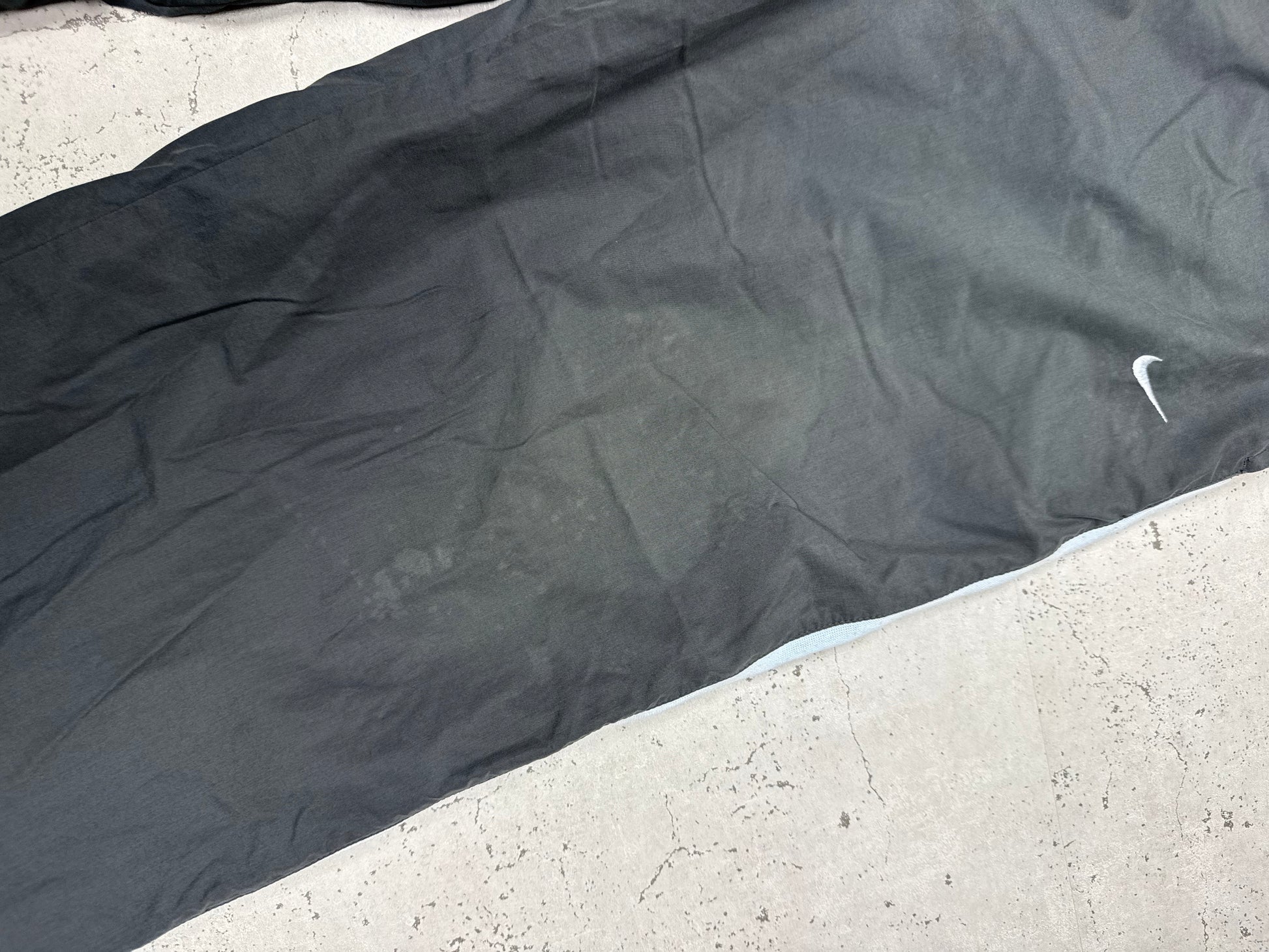 Nike Vintage Trackpants in Dunkelgrau mit Streifen, Größe XL, Swoosh-Logo Nahaufnahme