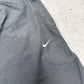 Nike Vintage Trackpants in Dunkelgrau mit Streifen, Größe XL, Detail Logo