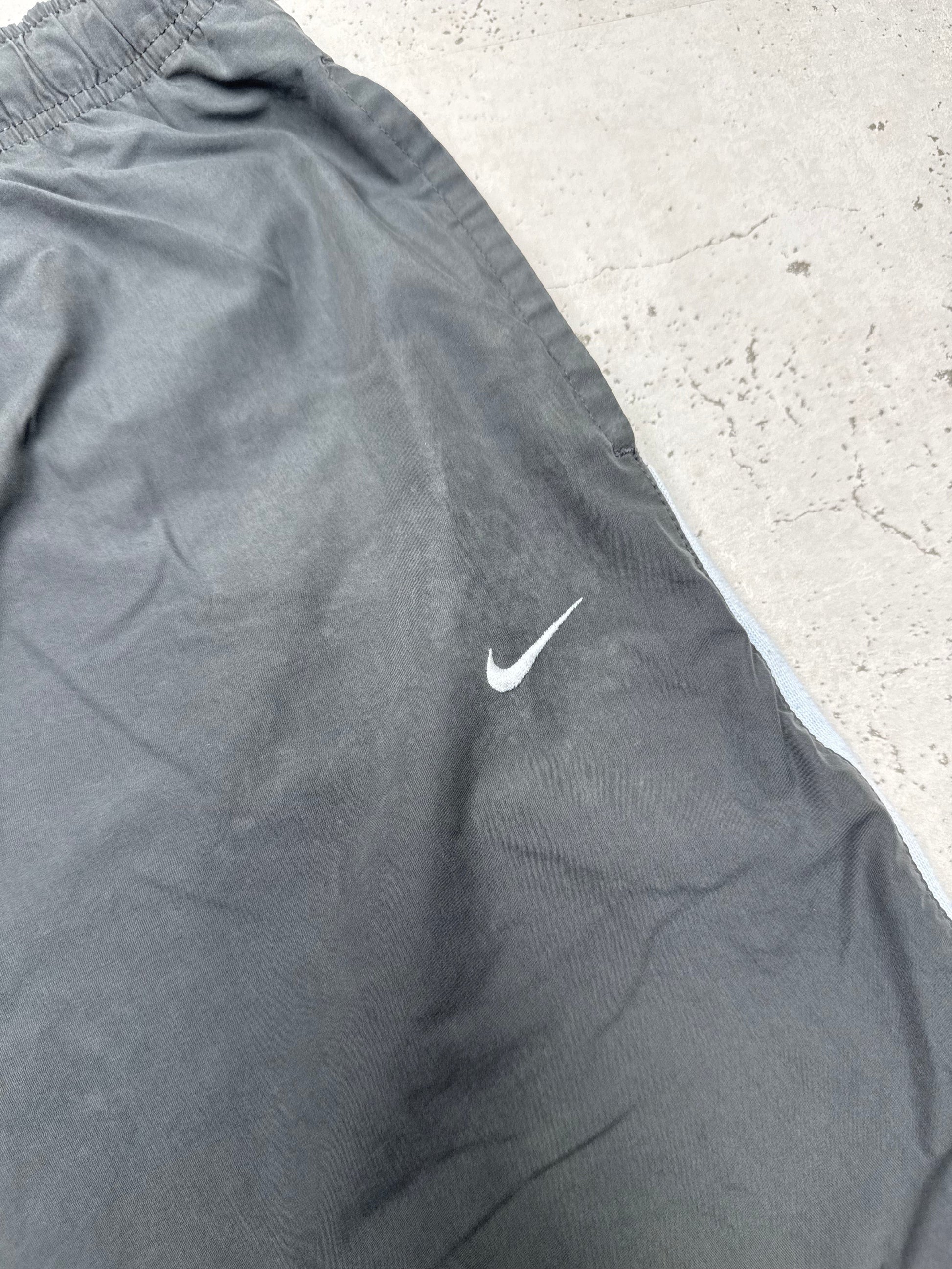 Nike Vintage Trackpants in Dunkelgrau mit Streifen, Größe XL, Detail Logo
