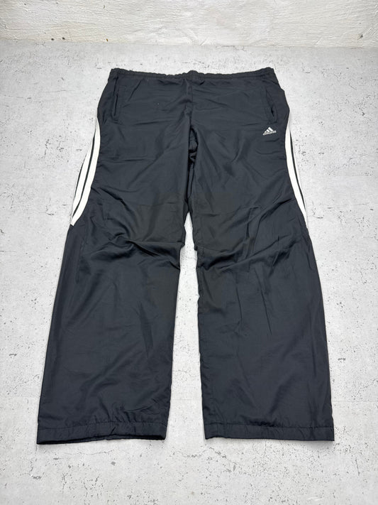 adidas Vintage Trackpants in Schwarz mit drei weißen Streifen, Größe M, Vorderansicht