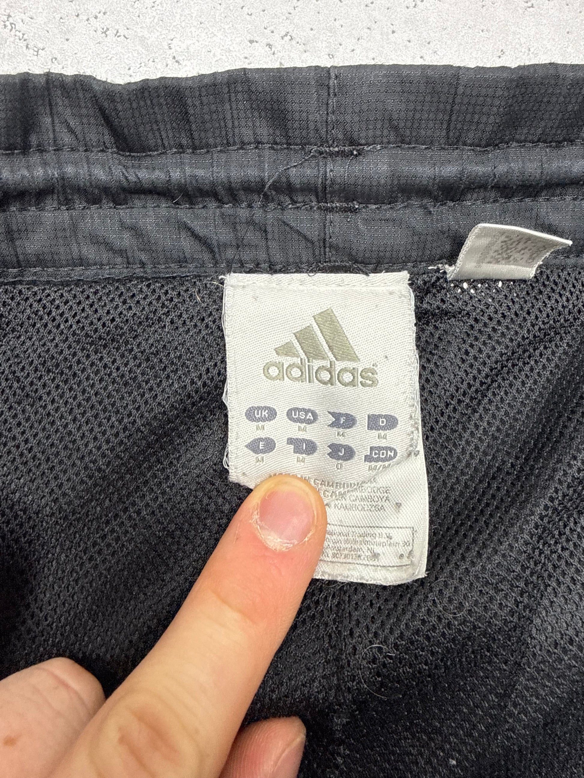 adidas Vintage Trackpants in Schwarz, Markenetikett mit Größe M