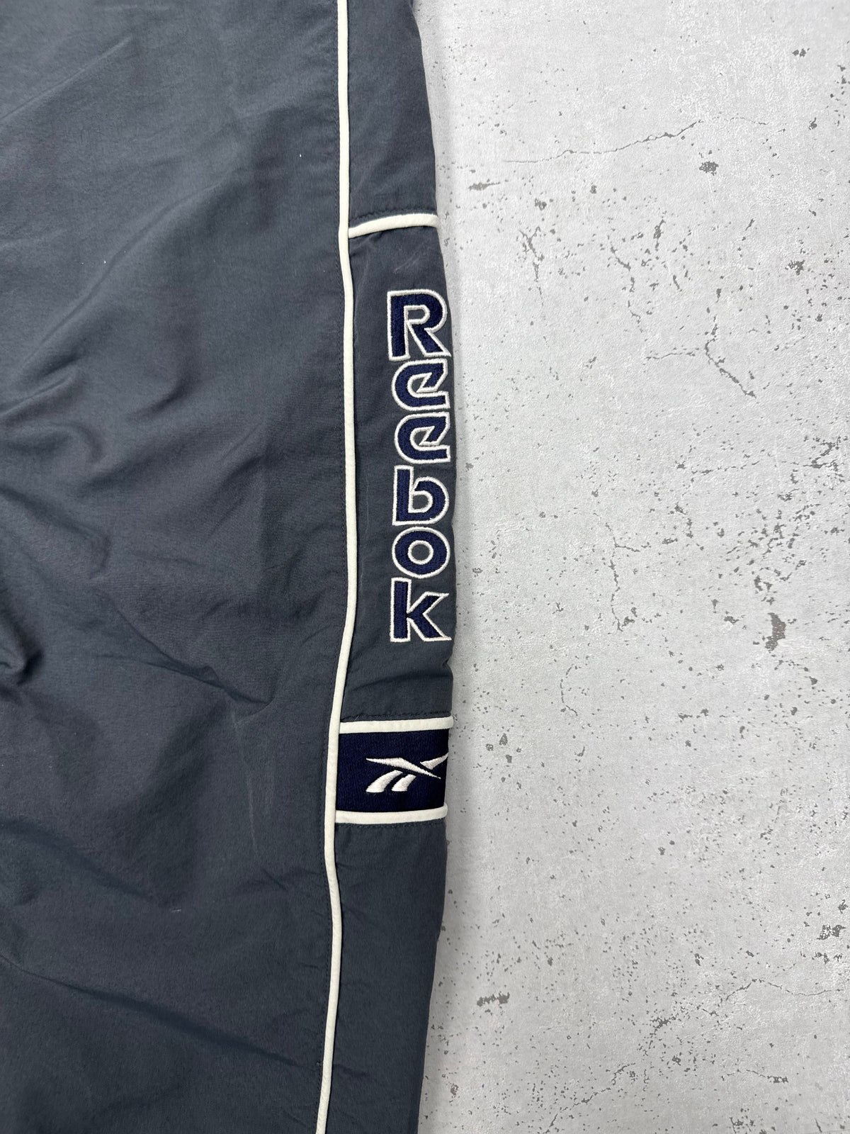 Reebok Vintage Trackpants in Anthrazit, gestickter Reebok Schriftzug am Bein