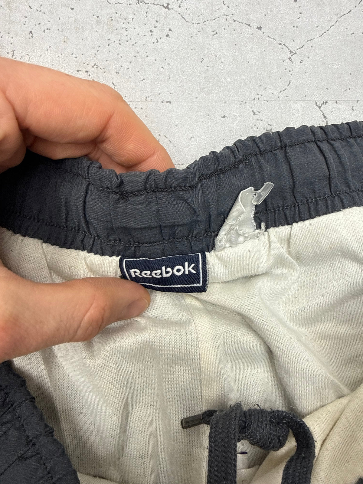 Reebok Vintage Trackpants in Anthrazit, Bund mit Kordelzug und Markenetikett