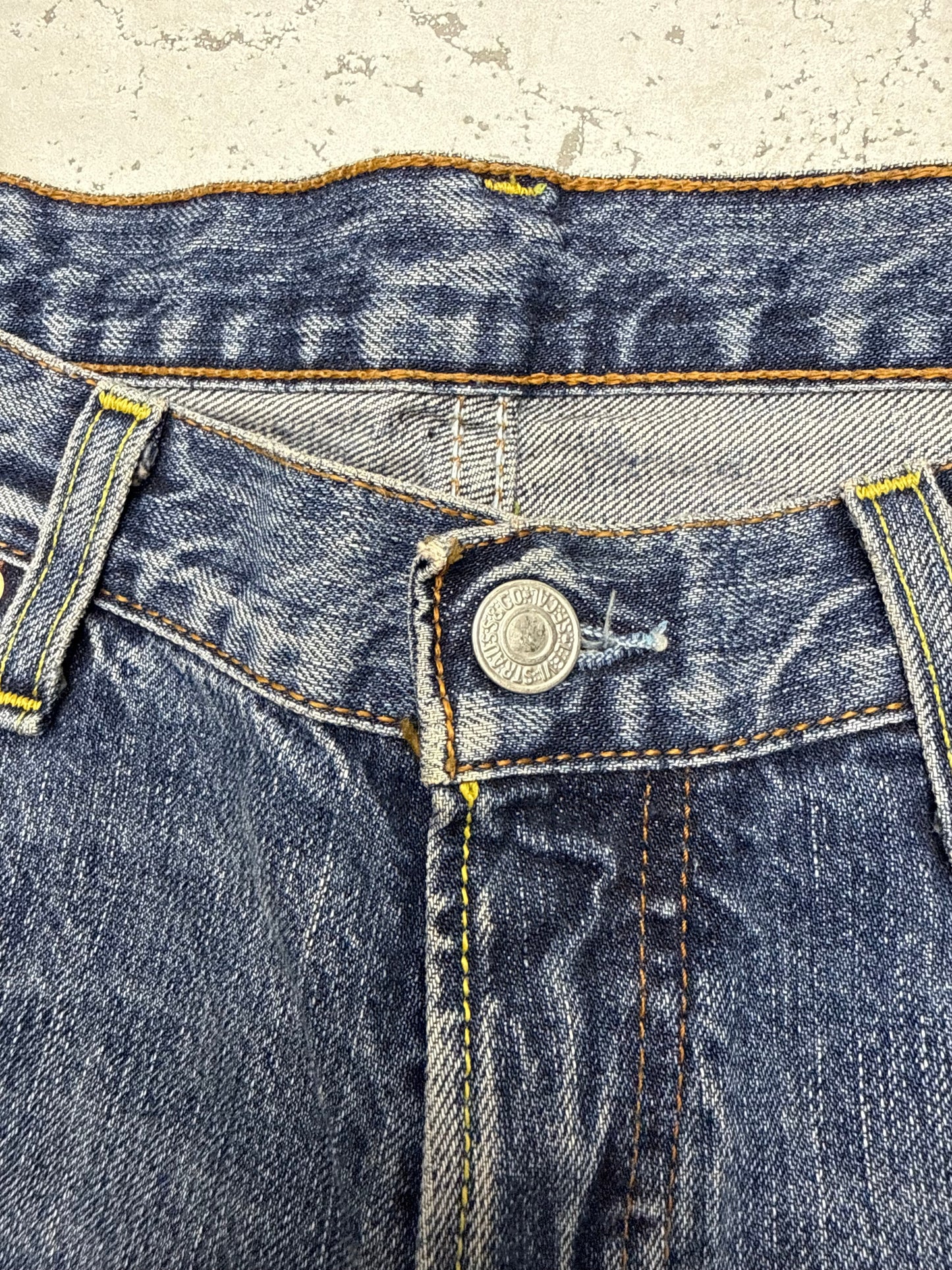 Levis 501 Vintage Jeans in Mid Blue, Detailaufnahme der originalen Knopfleiste