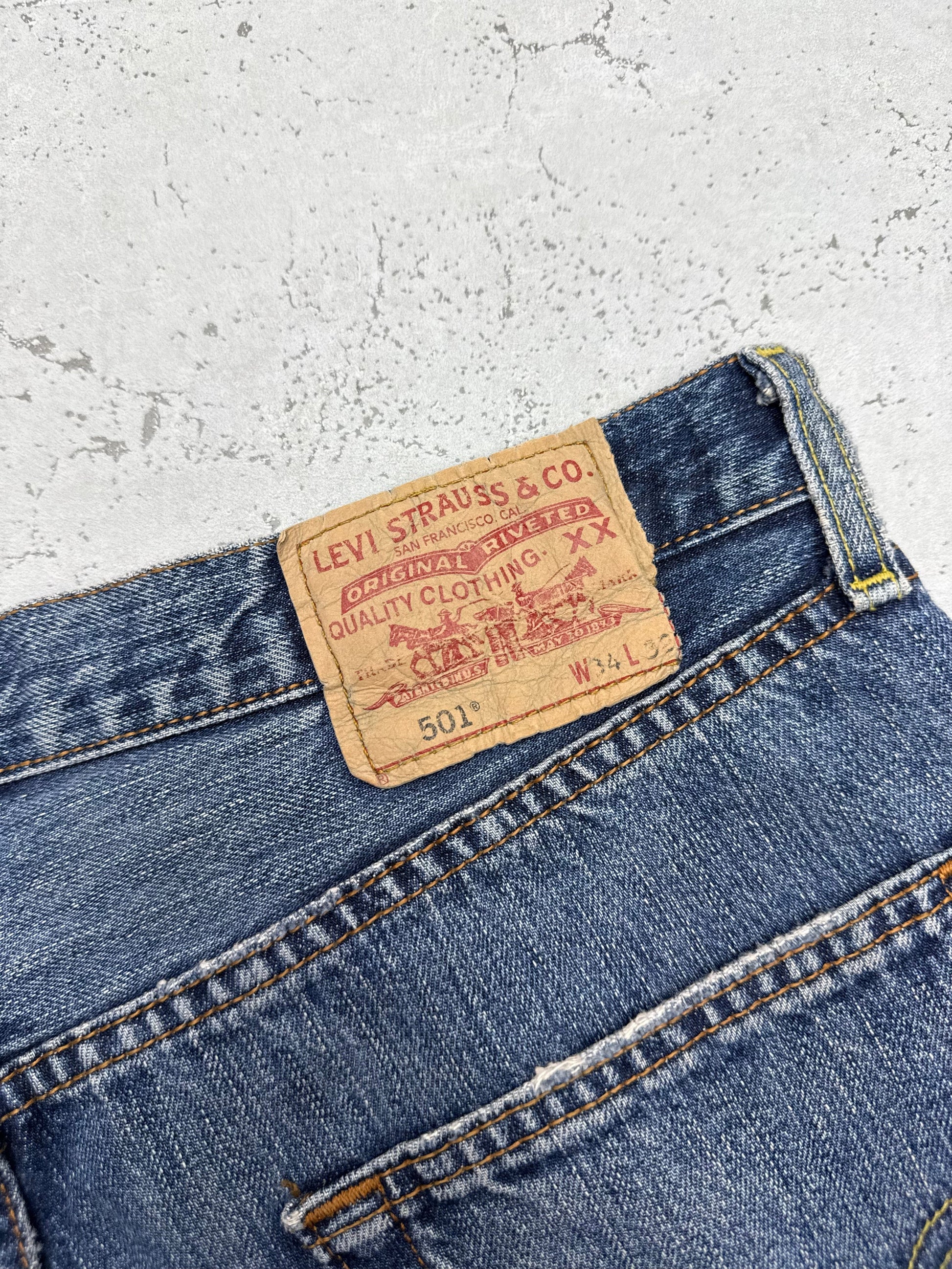 Levis 501 Vintage Jeans in Mid Blue, Lederpatch mit Größenangabe W34