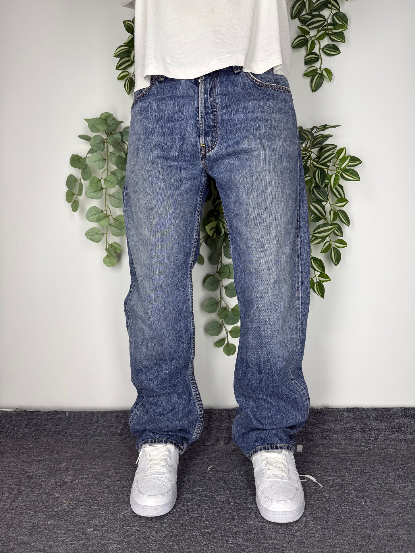 Levis 501 Vintage Jeans in Mid Blue, W34, getragen am Model