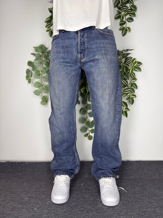 Levis 501 Vintage Jeans in Mid Blue, W34, getragen am Model