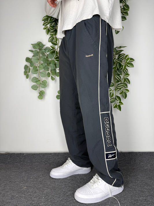 Reebok Vintage Trackpants in Anthrazit, Größe L, getragen am Model