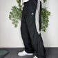 adidas Vintage Trackpants in Schwarz, Größe M, getragen am Model