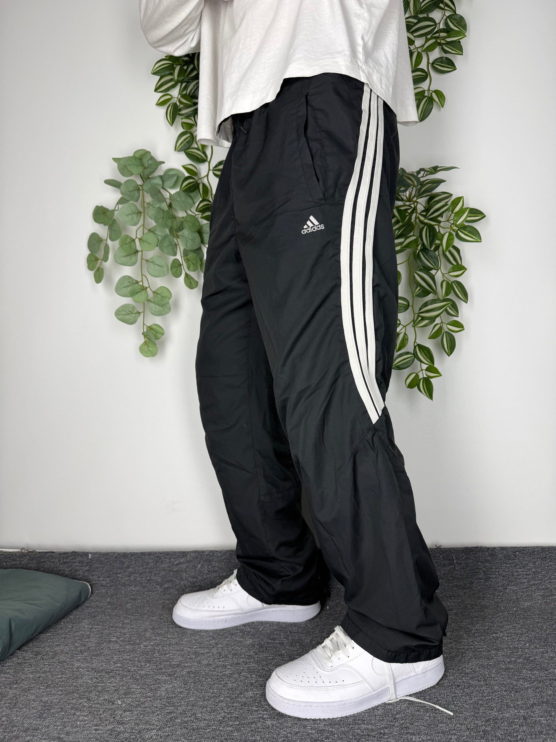 adidas Vintage Trackpants in Schwarz, Größe M, getragen am Model