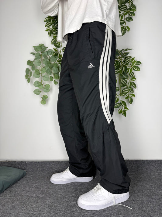 adidas Vintage Trackpants in Schwarz, Größe M, getragen am Model