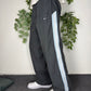 Nike Vintage Trackpants in Dunkelgrau mit Streifen, Größe XL, am Model getragen