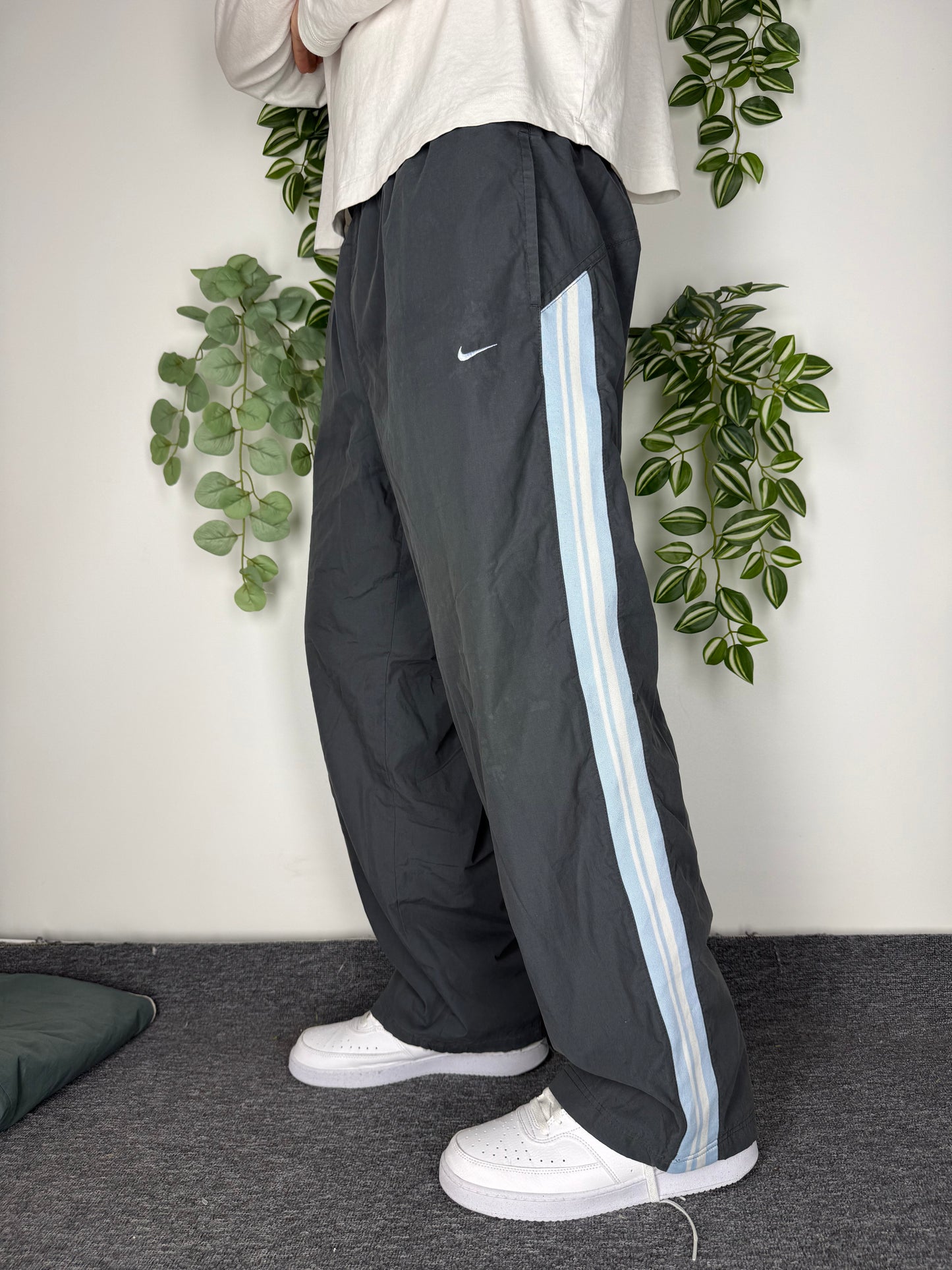 Nike Vintage Trackpants in Dunkelgrau mit Streifen, Größe XL, am Model getragen