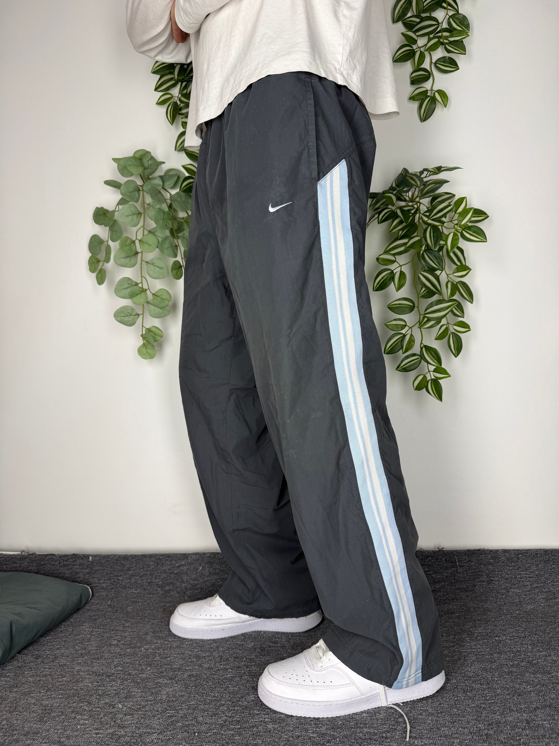 Nike Vintage Trackpants in Dunkelgrau mit Streifen, Größe XL, am Model getragen
