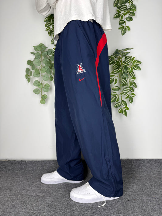 Nike Team Vintage Trackpants Arizona Wildcats in Navy, Größe L, am Model getragen