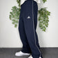 adidas Vintage Trackpants in Dunkelblau, Größe S, am Model getragen