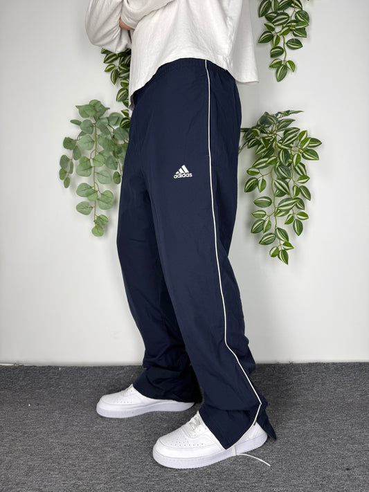 adidas Vintage Trackpants in Dunkelblau, Größe S, am Model getragen