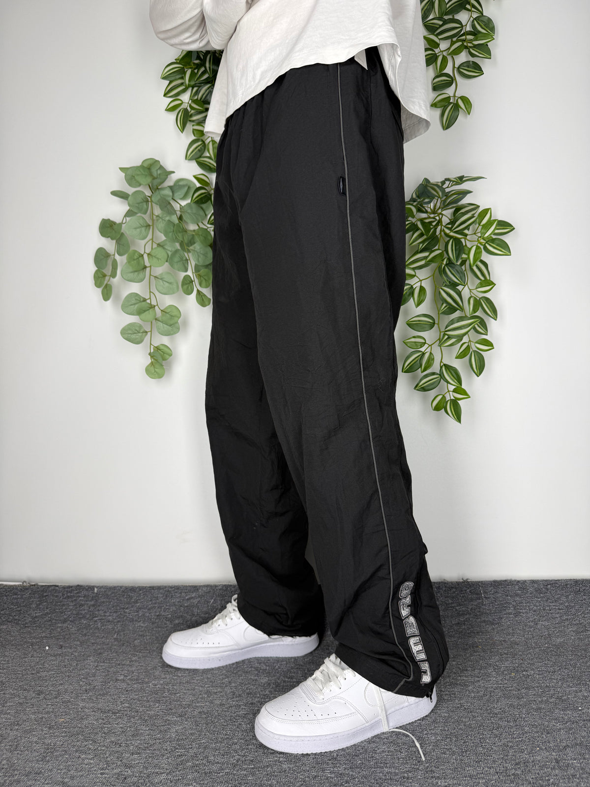 Umbro Vintage Trackpants in Schwarz, Größe L, am Model getragen