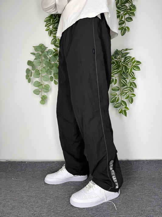 Umbro Vintage Trackpants in Schwarz, Größe L, am Model getragen