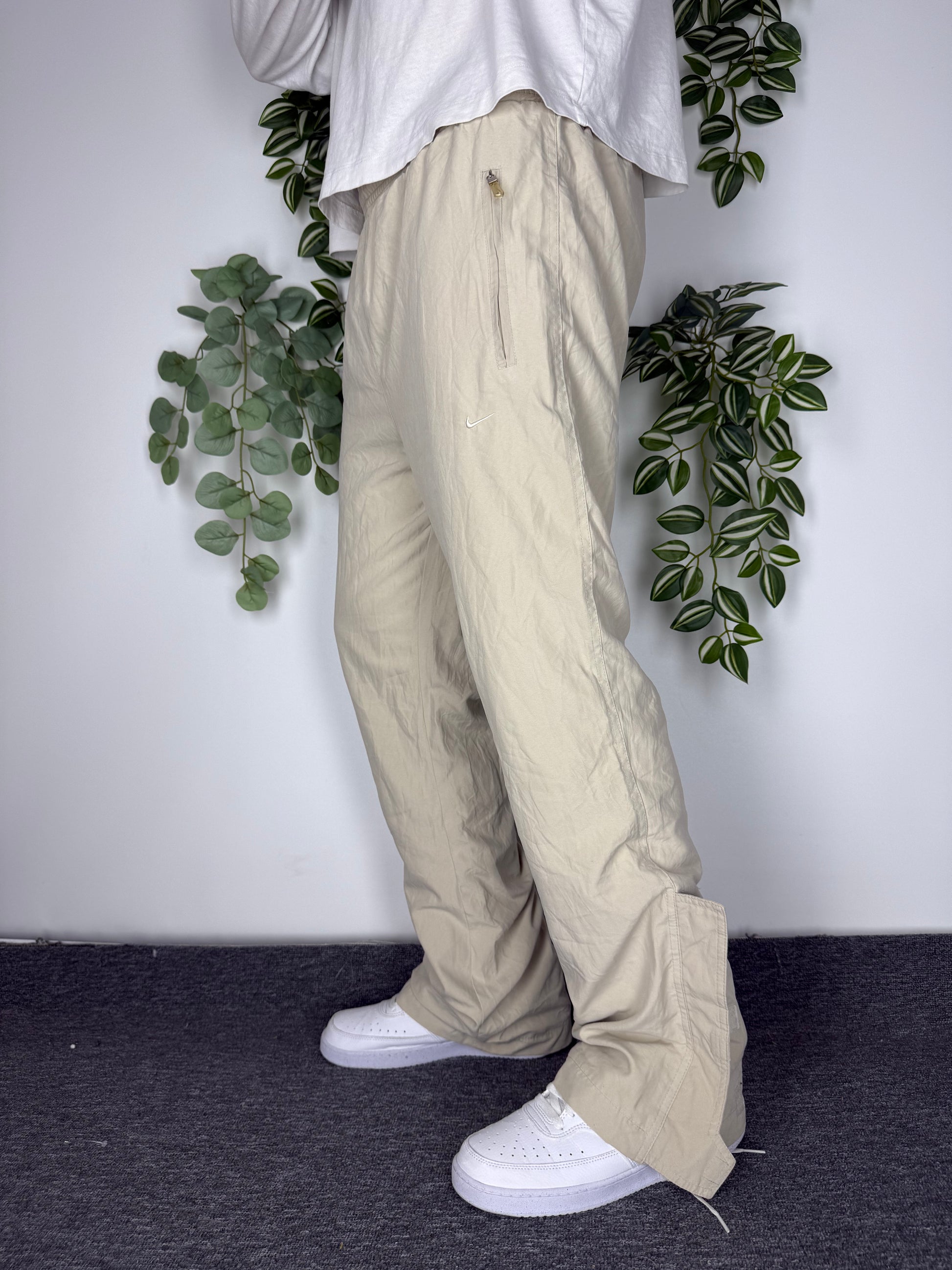 Nike Cargo Vintage Trackpants in Beige, Größe XXL, am Model getragen