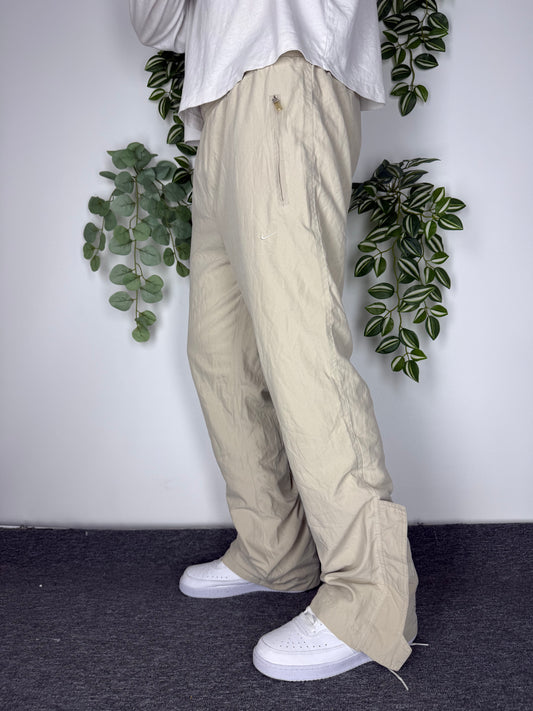 Nike Cargo Vintage Trackpants in Beige, Größe XXL, am Model getragen