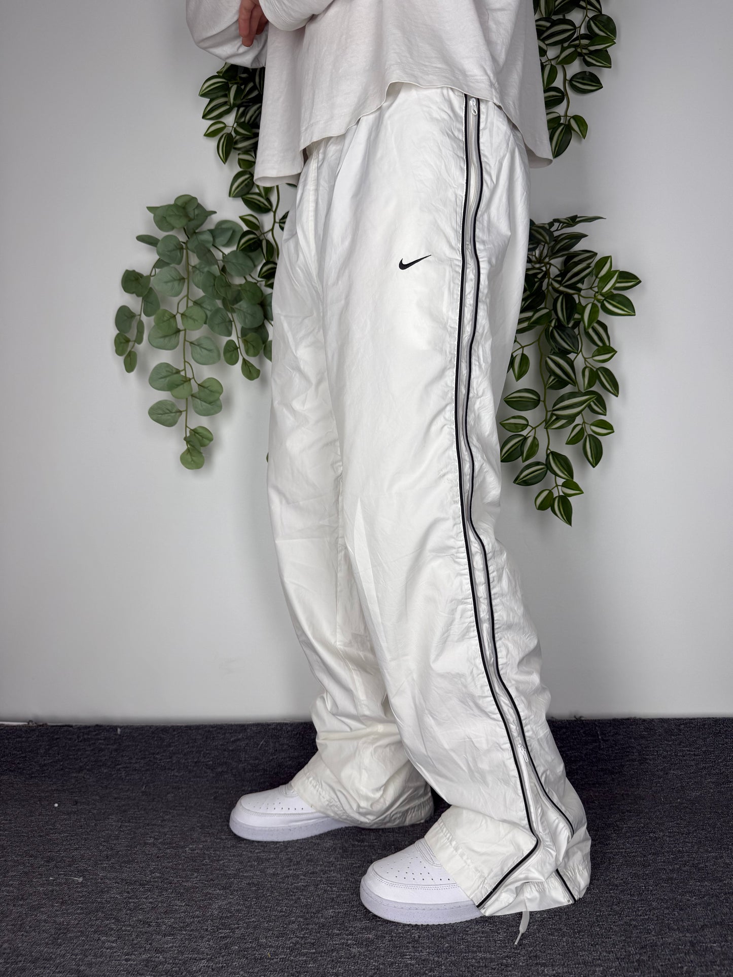 Nike Vintage Trackpants in Weiß, Größe XL, am Model getragen
