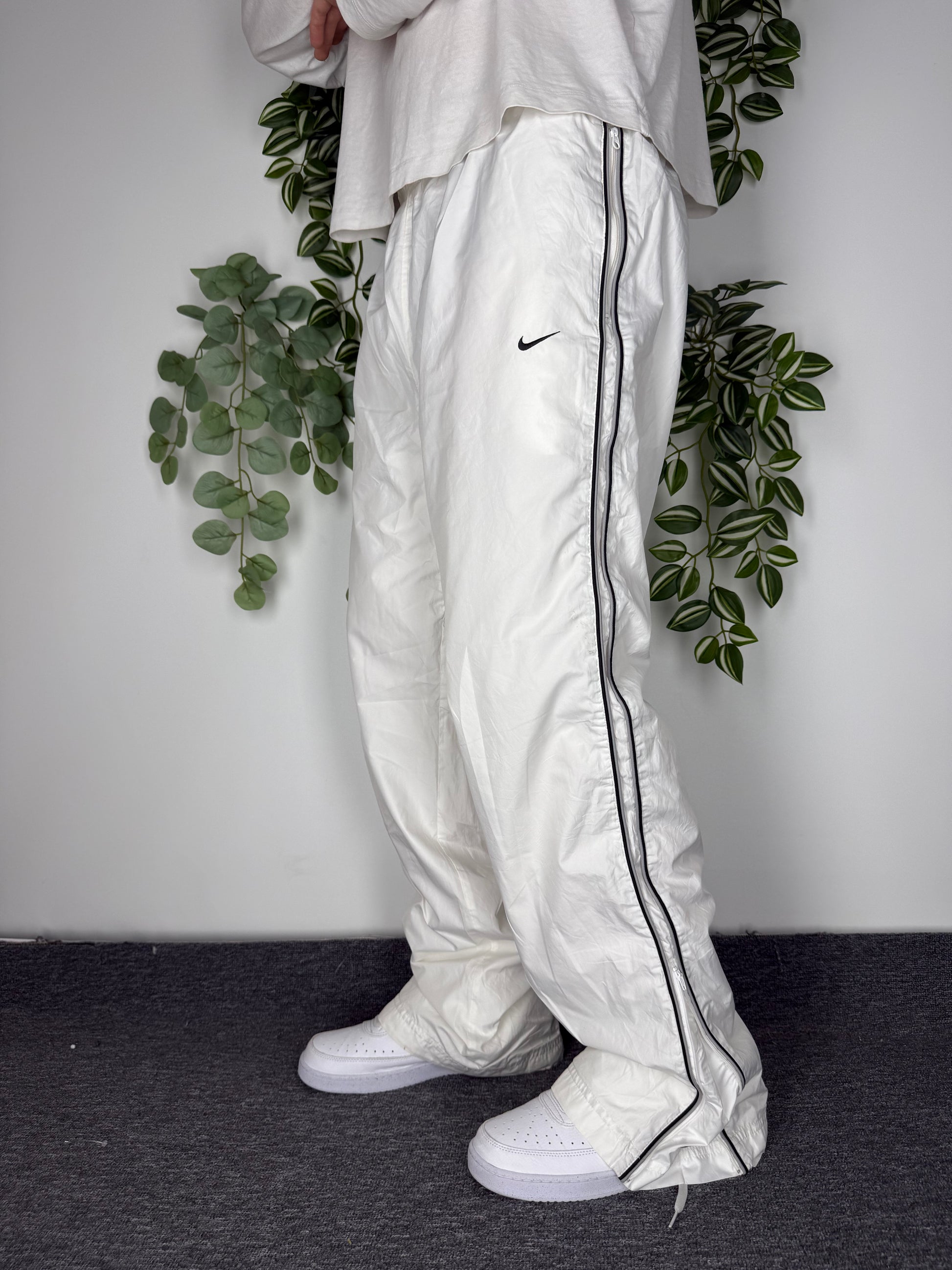 Nike Vintage Trackpants in Weiß, Größe XL, am Model getragen