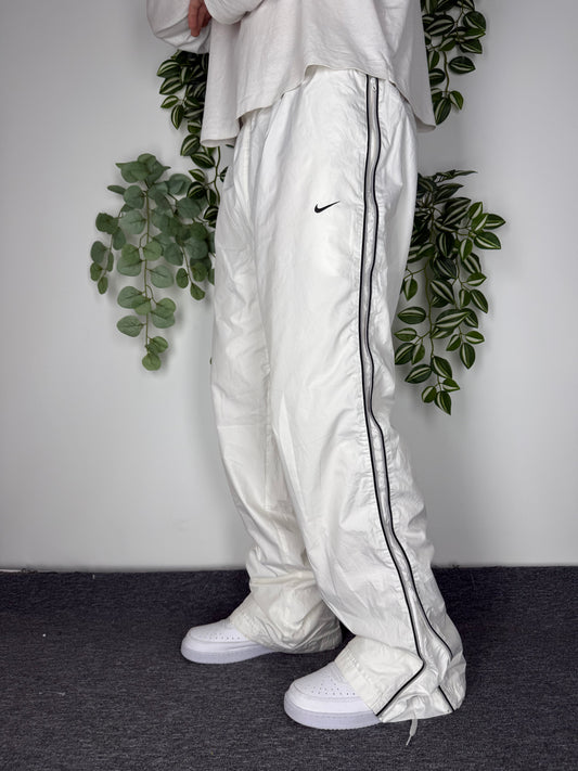 Nike Vintage Trackpants in Weiß, Größe XL, am Model getragen