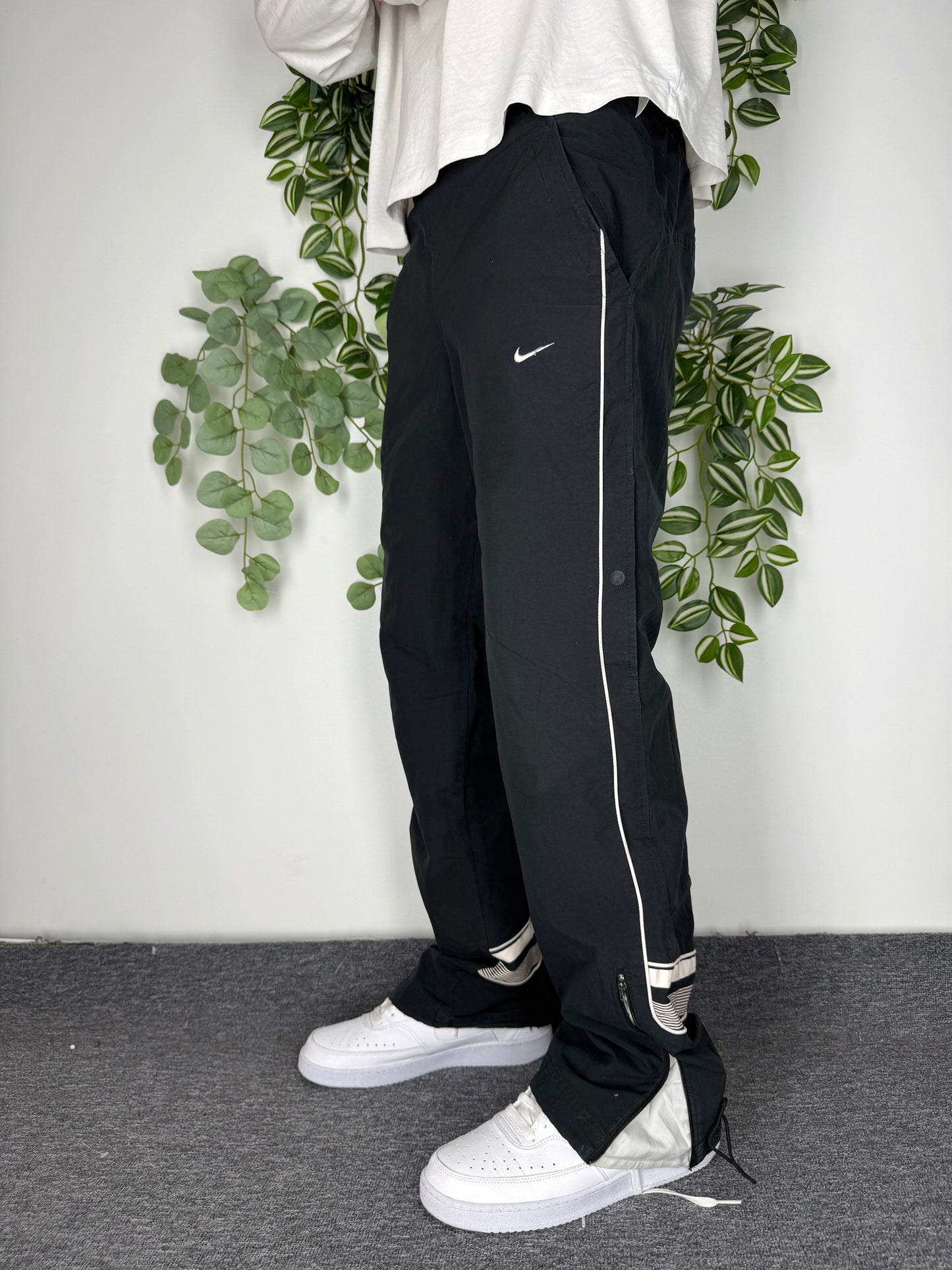 Nike Vintage Trackpants in Beige mit Logo-Streifen, Groesse S, getragen am Model