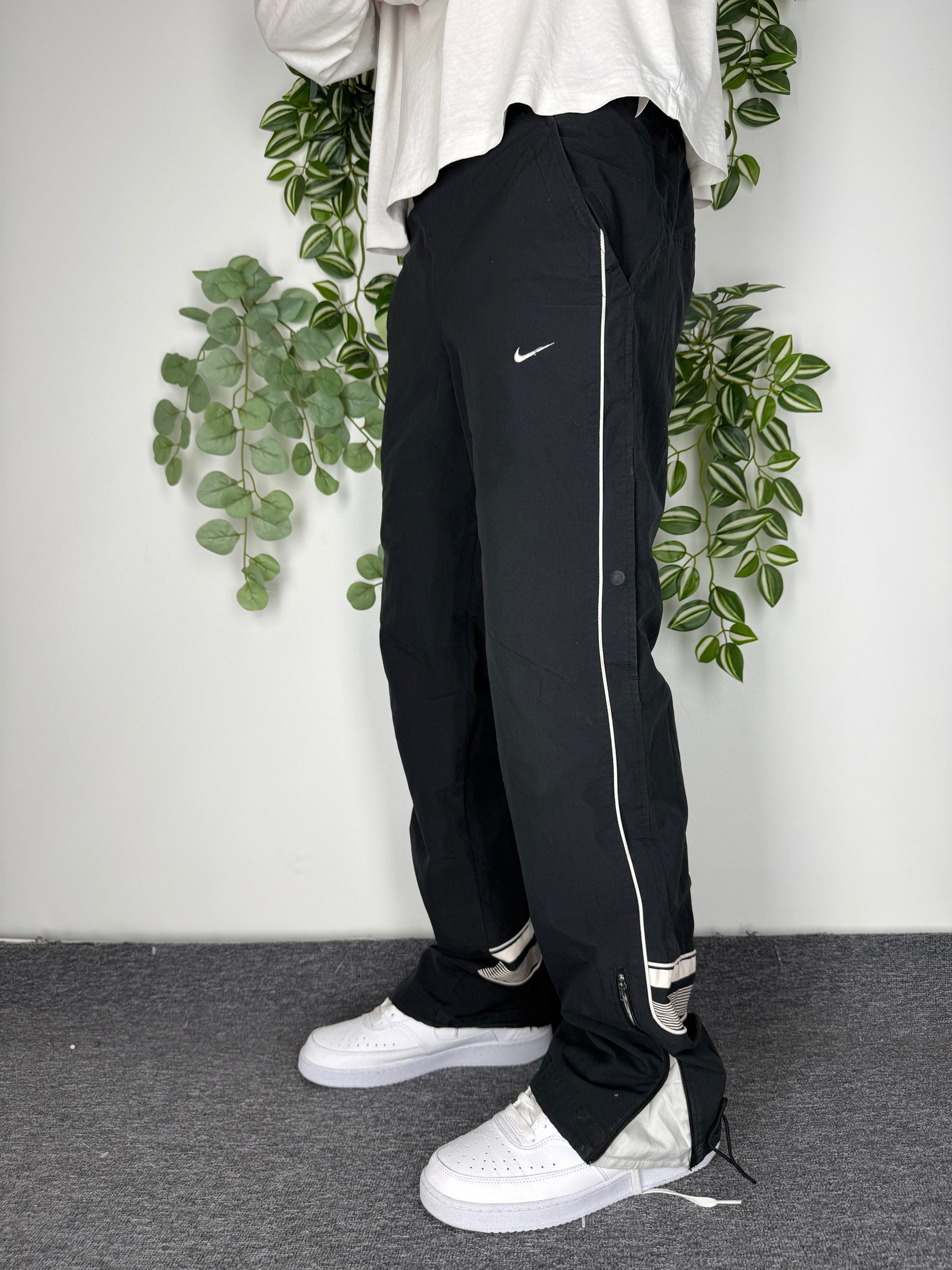 Nike Vintage Trackpants in Beige mit Logo-Streifen, Groesse S, getragen am Model