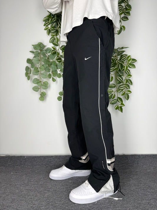 Nike Vintage Trackpants in Beige mit Logo-Streifen, Groesse S, getragen am Model