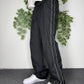 Nike Vintage Trackpants in Schwarz mit weißer Paspel, Größe M, am Model getragen