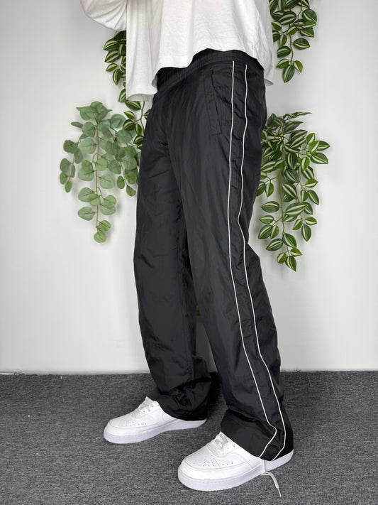 Nike Vintage Trackpants in Schwarz mit weißer Paspel, Größe M, am Model getragen